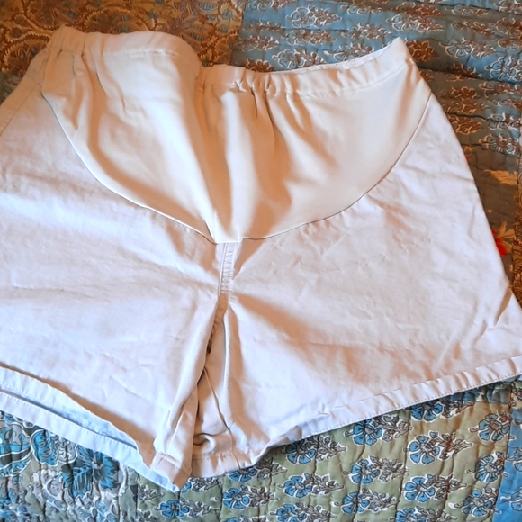 Old Navy matetnity shorts - Picture 2 of 3